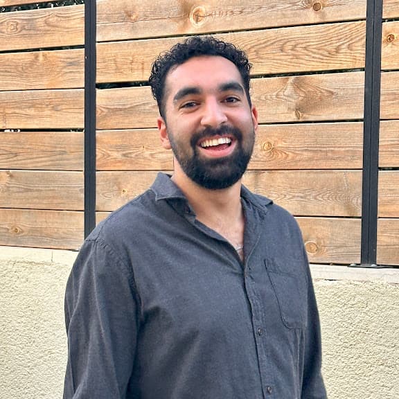 Idan Srur, founder of HEMY Hebrew